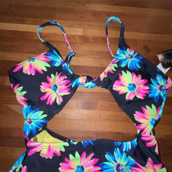 California Waves Juniors' Gerber Daisy Knotted Cutout One-Piece Swimsuit Small - Picture 3 of 10